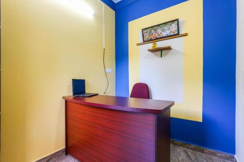 钦奈Simsan Inn的一张桌子,位于一间蓝色的墙壁内