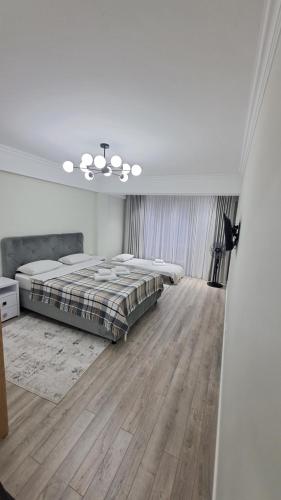 基希讷乌Аэропорт Апартаменты 24&24的一间铺有木地板的白色卧室,配有一张床