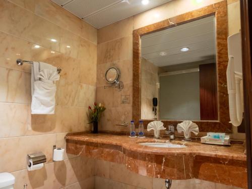 麦地那Emaar Royal Hotel的一间带水槽和镜子的浴室