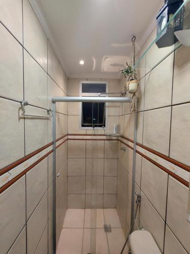 索罗卡巴Quarto com Cama de Casal的一间带卫生间和窗户的浴室