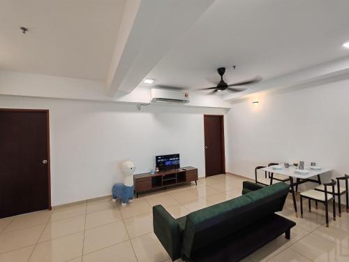 大山脚Cozy 2room 6pax @ Menara Sentral的客厅配有绿色沙发和桌子