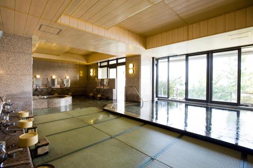 指宿市Fufurotenburonoyado Ginsyou的大型客房,位于一座大楼内,设有游泳池