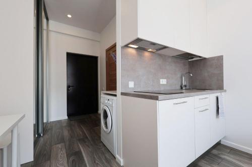里加Mini dzīvoklis-atbilstoša cena的一间厨房,在房间内配有洗衣机和烘干机