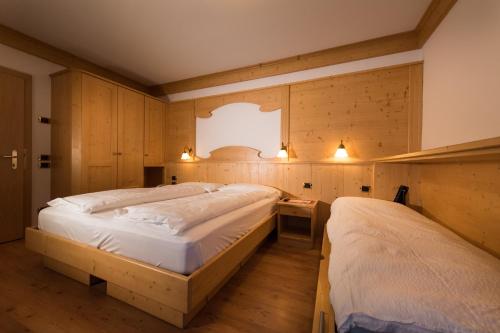 莫埃纳Hotel Zirmes的一间卧室设有两张床和窗户。