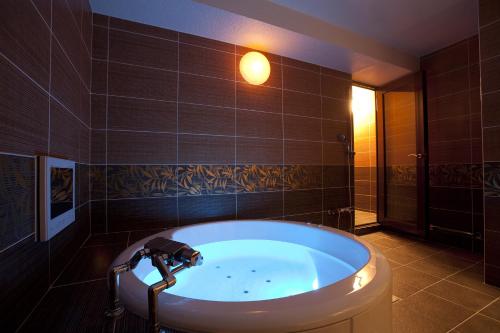 京都Hotel Alfa Kyoto的客房内的浴室设有大浴缸