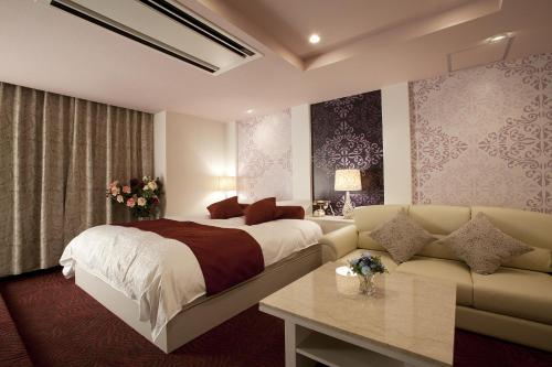 京都Hotel Alfa Kyoto的酒店客房,配有床和沙发