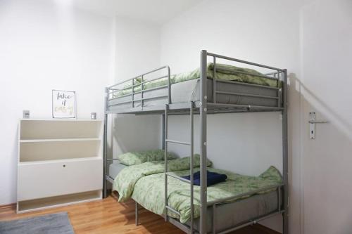 盖尔森基兴Apartment in Gelsenkirchen - Gemütliche City-Suite的双层床间 - 带两张双层床