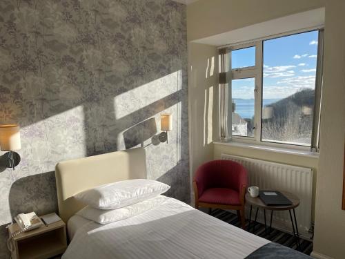 圣彼得港潘多拉酒店的酒店客房设有床和窗户。
