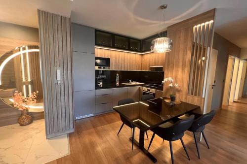 布达佩斯Glamorous Apartment in Budapest, Hungary的一间带桌椅的厨房和一间用餐室