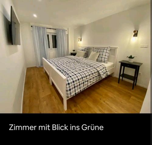 加格瑙Reiter's Apartments am Eichelberg的一间卧室配有一张床、一张沙发和一张桌子