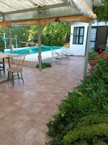 维斯塔尔巴TRANQUILO LOFT EN VISTALBA的一个带桌椅的庭院和一个游泳池