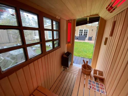 VijfhuizenSpaanse Bungalow nabij Amsterdam with Sauna and steam sauna的带窗户的小房间享有内部景色