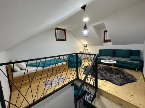 帕莱Snjezna kuca Rakovac的客厅配有绿色沙发和床。