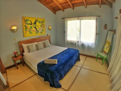 塔马林多Cañafistula Fourth Dimension的一间卧室设有一张大床和一个窗户。