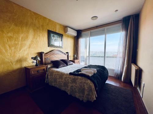 奥伦塞O Souto de Monteasnal的一间卧室设有一张床和一个大窗户
