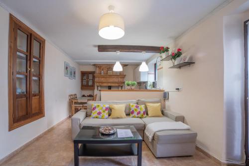 胡斯卡尔AR Alojamiento Rural的客厅配有沙发和桌子