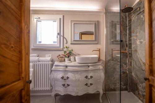 卡斯蒂廖恩菲奥伦蒂诺San Michele al Castello的白色的浴室设有水槽和淋浴。