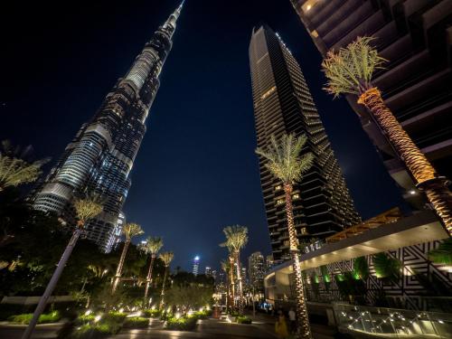迪拜The Address Residences Dubai Opera , Full Burj Khalifa View , Luxurious 2BR的一座有高楼和棕榈树的城市