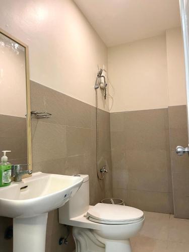 杜马格特Japandi-inspired Hideaway的一间带卫生间和水槽的浴室