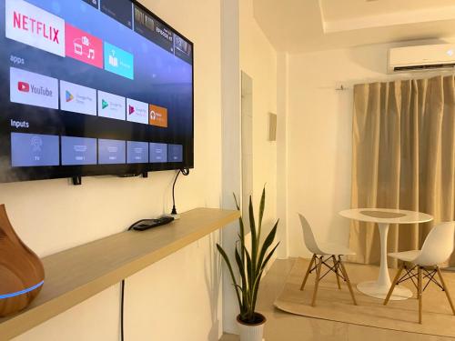 杜马格特Japandi-inspired Hideaway的客厅设有壁挂式平面电视。