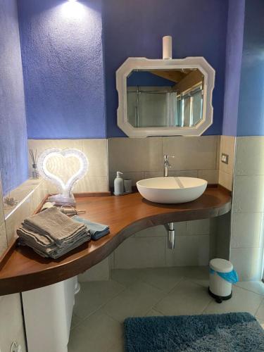 菲亚诺Dimora Rosso 27的一间带水槽和镜子的浴室