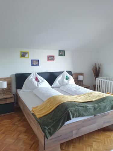 加姆利茨Appartement Gamlitz的一间卧室配有一张大床,上面有绿毯