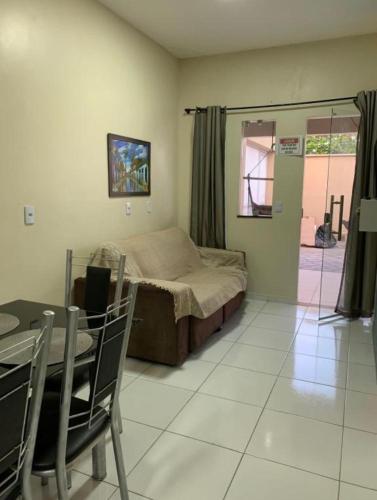 圣阿马鲁Lençóis Dunas Residence 1的卧室配有一张床和一张桌子及椅子