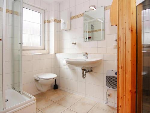 特拉森海德Semi-detached house Strandhaus I, Trassenheide的白色的浴室设有水槽和卫生间。