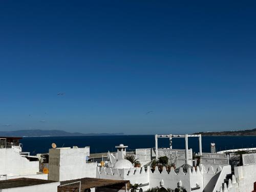 丹吉尔House with sea view in Kasbah的从建筑屋顶上可欣赏到海景