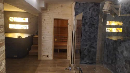 Trhová KameniceHotel Slávie的带淋浴的浴室和玻璃门