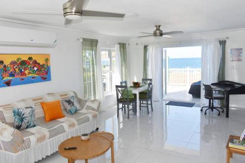 尼格瑞尔Irie Vibes Ocean View的带沙发的客厅和用餐室
