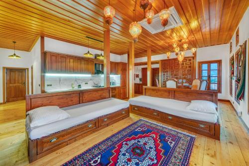 阿拉尼亚The Sukabaği House的配有木天花板的客房设有两张床。