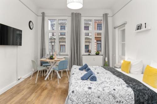 不莱梅HOMEY Apartments - im Viertel mit Parkplatz的一间卧室配有一张床和一张桌子及椅子
