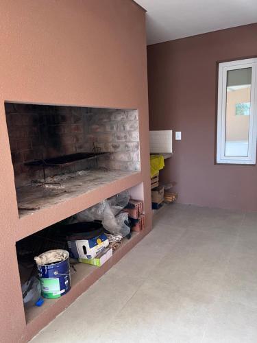 克拉罗梅科Casa claromeco的客厅设有石制壁炉,墙上设有壁炉