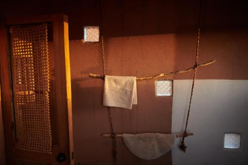圣佩德罗·德·阿塔卡马Casa Chincol的浴室设有两条挂在墙上的毛巾
