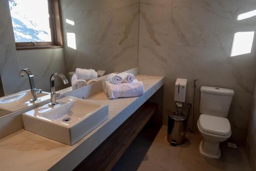 阿拉亚尔达茹达Hotel Paraiso do Morro的一间带水槽和卫生间的浴室