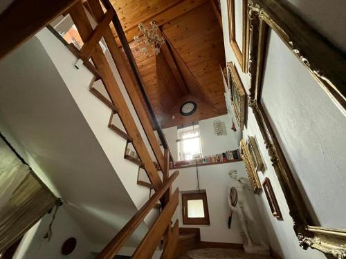 布什泰尼Bohemian Chalet的房屋内木制楼梯的顶部景色