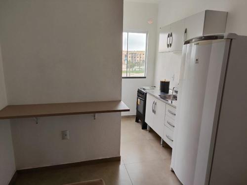 伊达贾伊Apartamento de 1 quarto próximo a 101的厨房配有白色冰箱和水槽