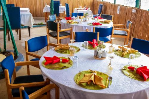安博塞利Little Amanya Camp的一组红色和绿色餐巾的桌子