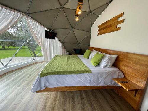 伊瓦拉Hosteria Totoral的帐篷内一间卧室,配有一张床