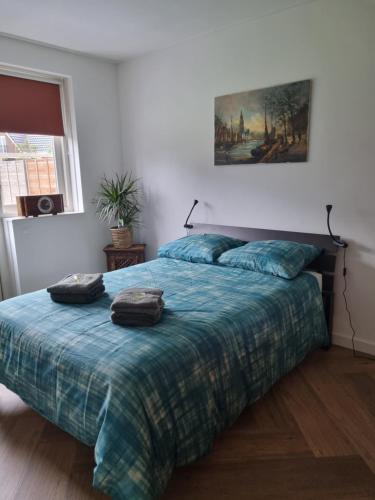 博赫尔Haardstee的一间卧室配有一张带两个枕头的床