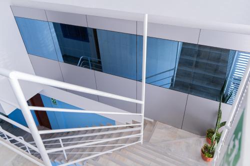 普卡尔帕Suite and Business的蓝色玻璃建筑的楼梯