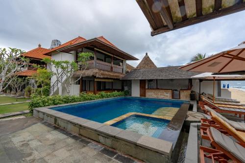 蓝梦岛Ketut Losmen Bungalows Lembongan的一座房子后院的游泳池