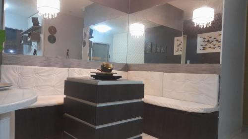 阿拉卡茹Reserva alto verde condomínio club的一间带长凳和镜子的浴室