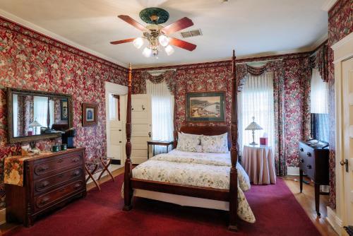 斯普林菲尔德核桃街住宿加早餐旅馆的一间卧室配有一张床和吊扇