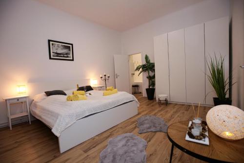 维也纳Pension Lovac 10的卧室配有一张白色的大床和一张桌子