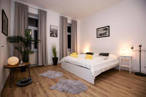 维也纳Pension Lovac 10的白色卧室配有床和桌子