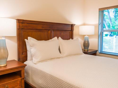 劳德代尔堡Seaside Villas的一间卧室配有一张带白色枕头的床和两盏灯。