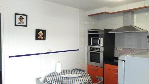 昂代Acogedor apartamento entre España y Francia.的厨房配有桌子和黑冰箱。