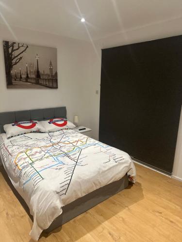 伦敦Self-contained en-suite room in Wembley的一间卧室,配有一张带黑板的床